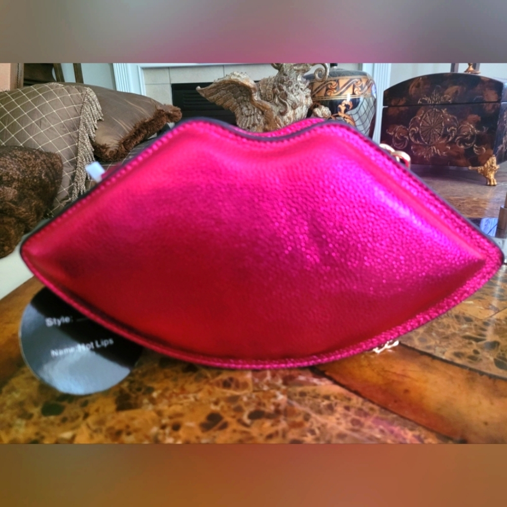 Gold and Pink Lip Crossbody Bag with Chain Strap - Picture 2 of 6